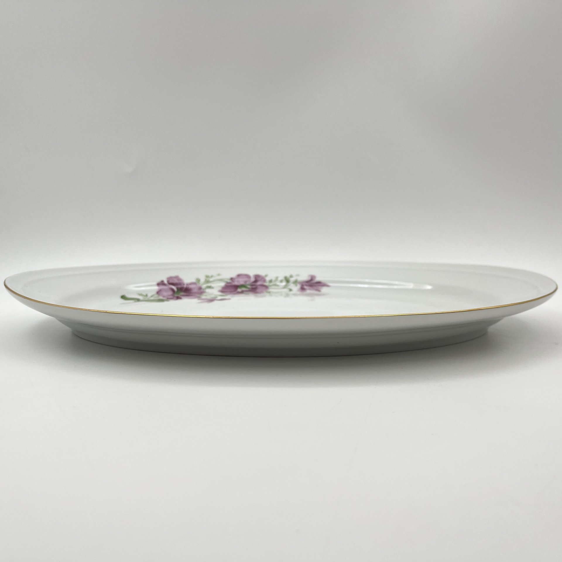 Блюдо овальное, украшенное цветочным декором, фарфор, деколь, золочение, Freiberger Porzellan, ГДР, 1970-1995 гг.