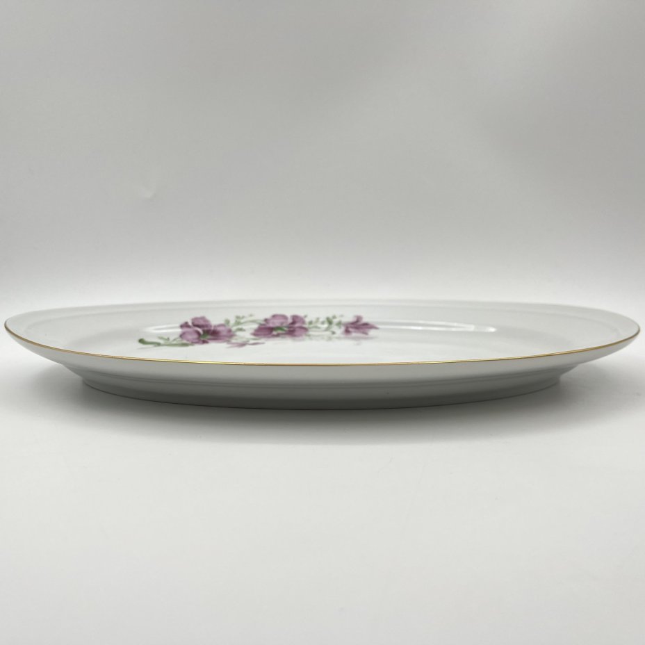 Блюдо овальное, украшенное цветочным декором