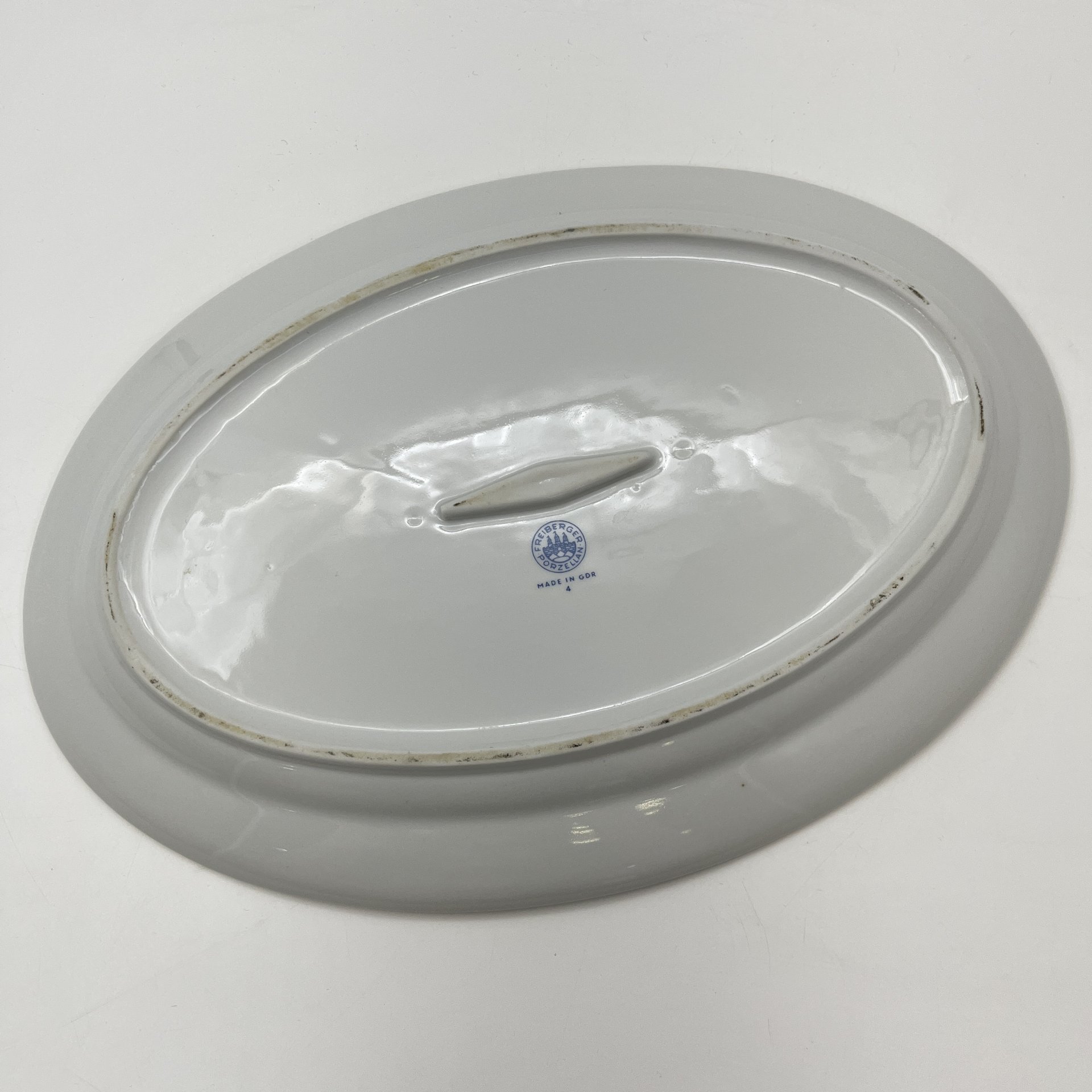 Блюдо овальное, украшенное цветочным декором, фарфор, деколь, золочение, Freiberger Porzellan, ГДР, 1970-1995 гг.