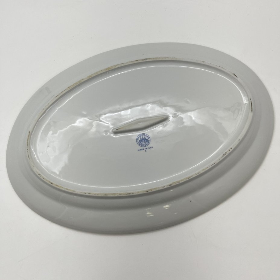 Блюдо овальное, украшенное цветочным декором