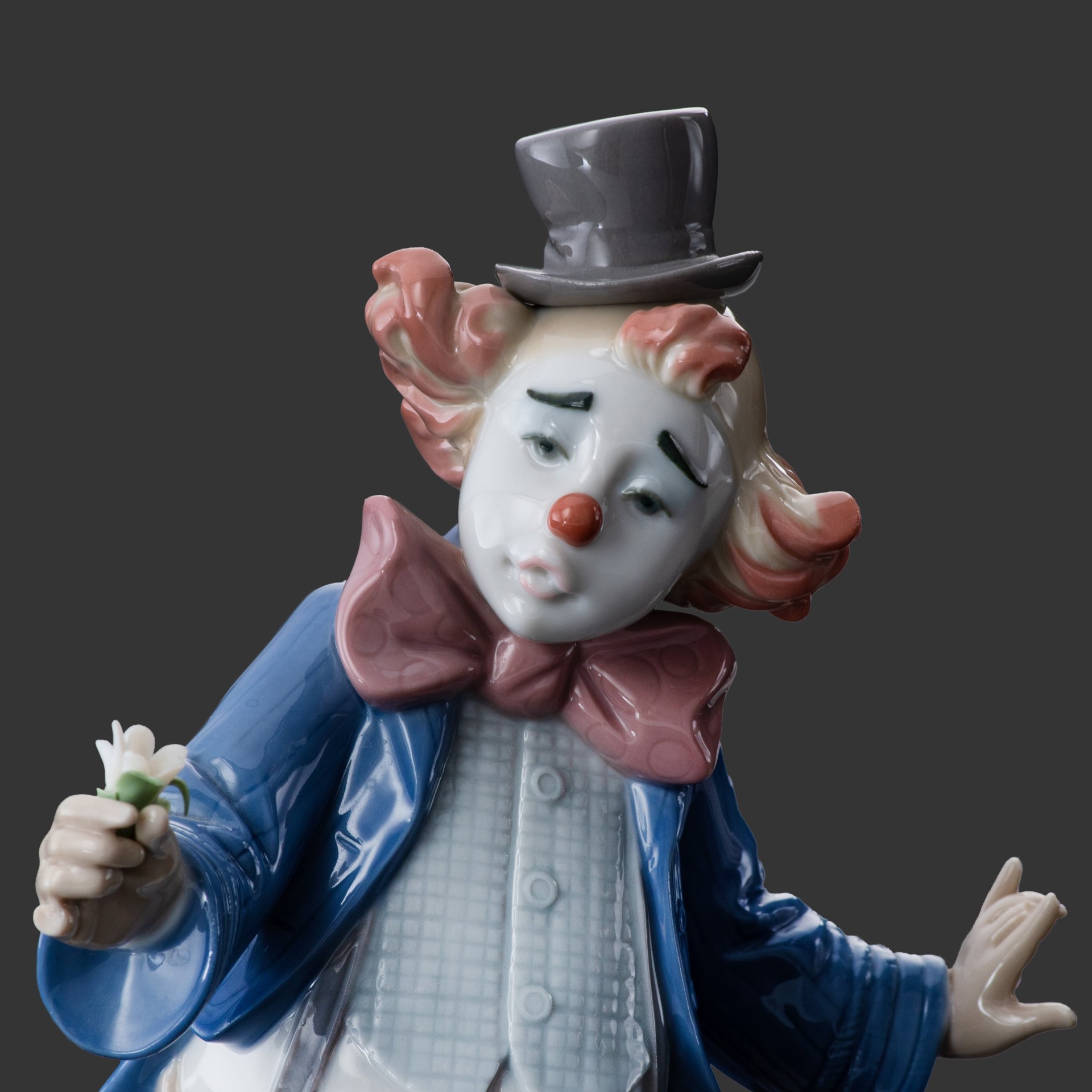 Статуэтка "Клоун с цветком в руке" ("For a smile", номер 6937), автор Regino Torrijos, фарфор, роспись, Lladro, Испания, 2002-2009 гг., Lladro