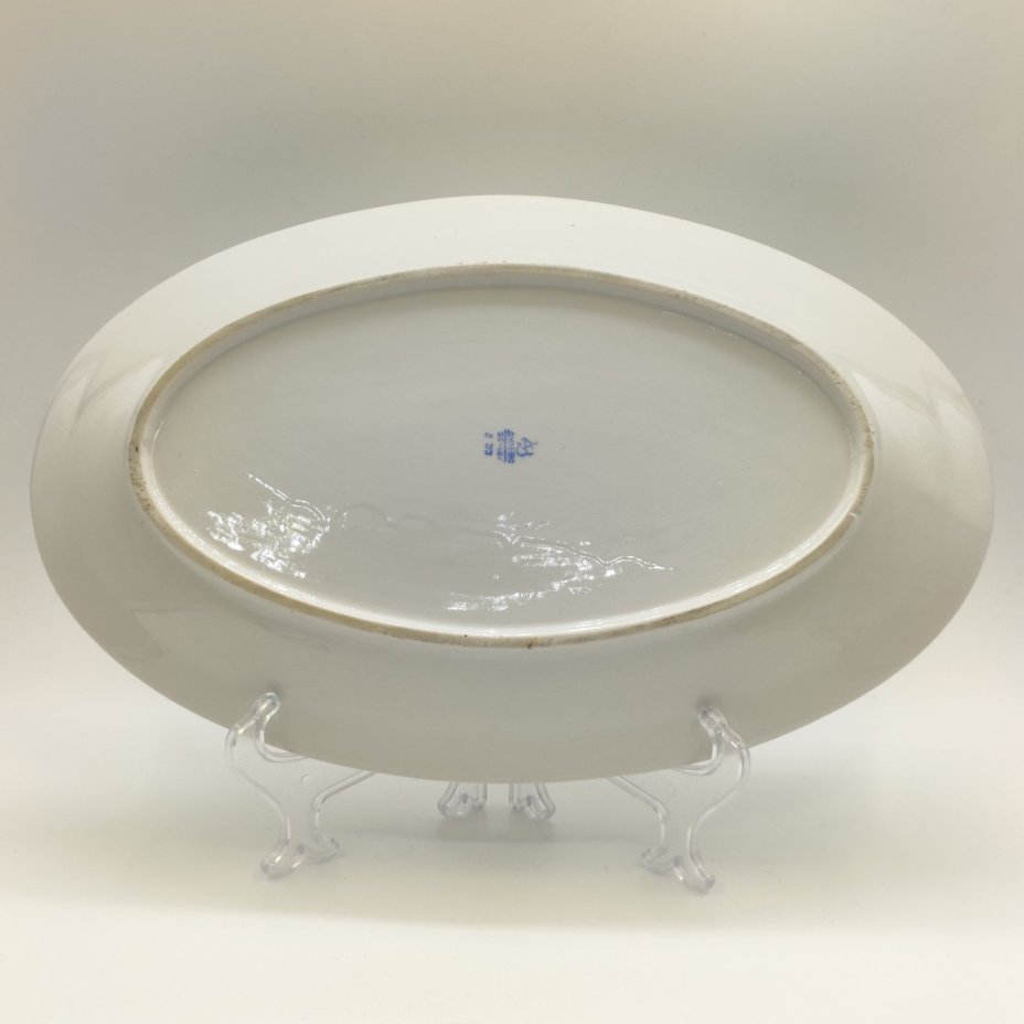 Блюдо сервировочное овальной формы с цветочным декором