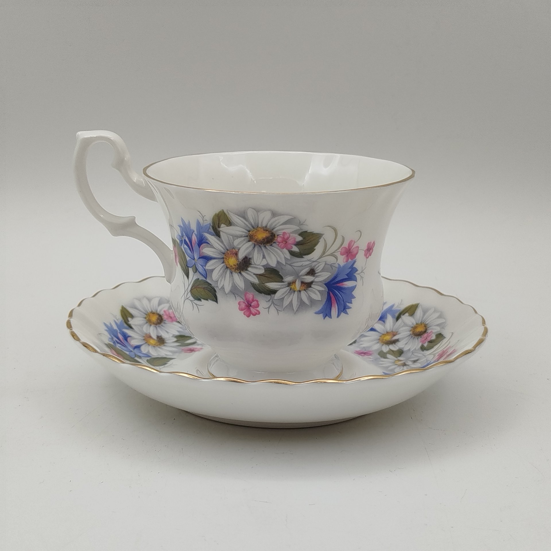 Чайная пара с нежным цветочным декором "Полевые цветы", Royal Albert