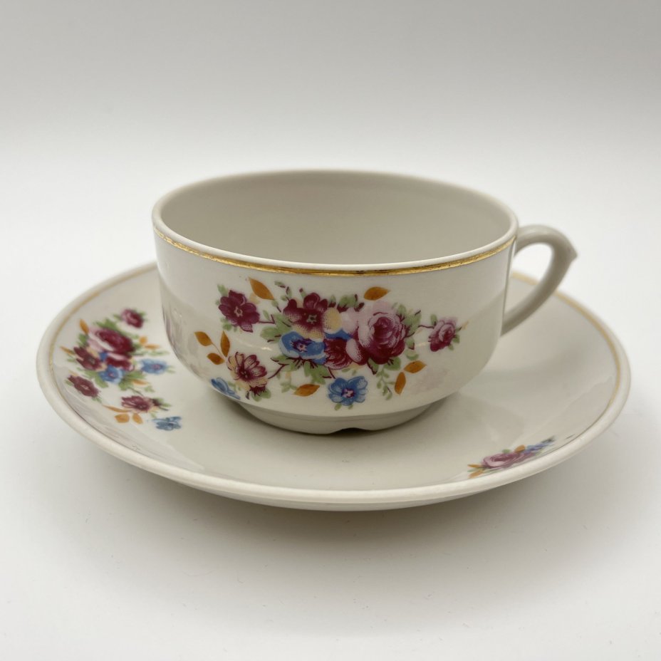 Пара чайная с цветочным декором, фарфор, деколь, золочение, Фарфоровый завод «Пролетарий» (Бронница, Мста), СССР, 1958-1967 гг.