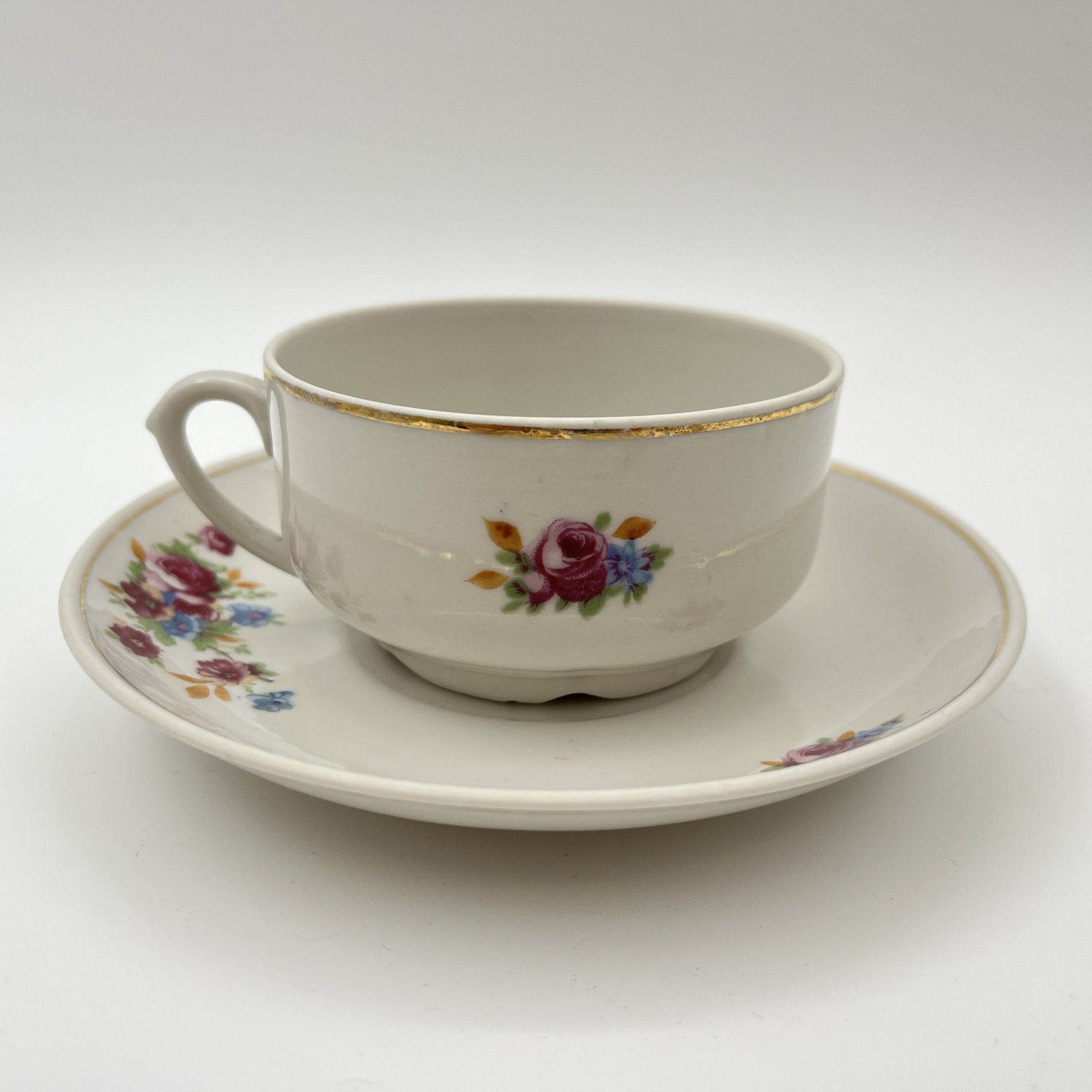 Пара чайная с цветочным декором, фарфор, деколь, золочение, Фарфоровый завод «Пролетарий» (Бронница, Мста), СССР, 1958-1967 гг.