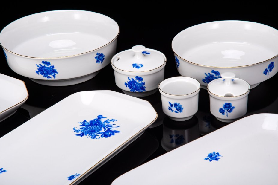 Сервиз столовый с декором в виде синих цветов (31 предмет), фарфор, деколь, золочение, Kahla, ГДР, 1960-1990 гг.