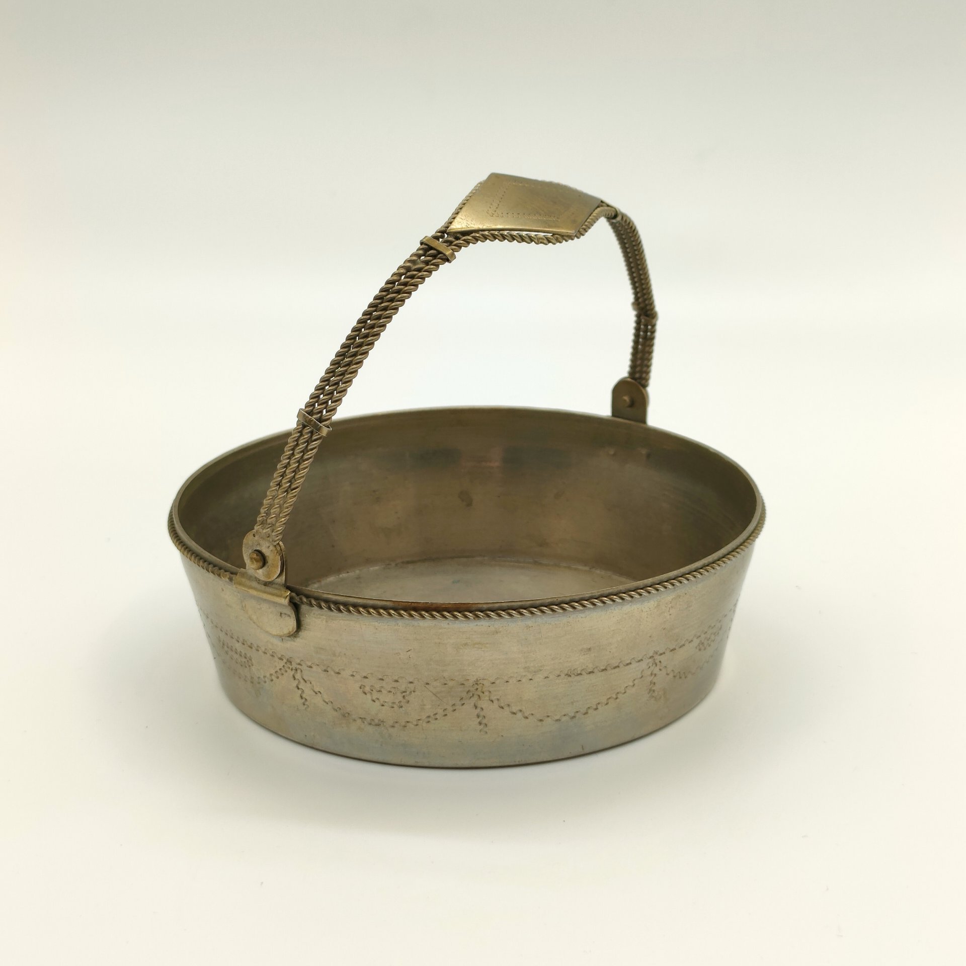 Ваза (конфетница) в форме корзины с витой ручкой, мельхиор (медь-никель), СССР, 1970-1990 гг.