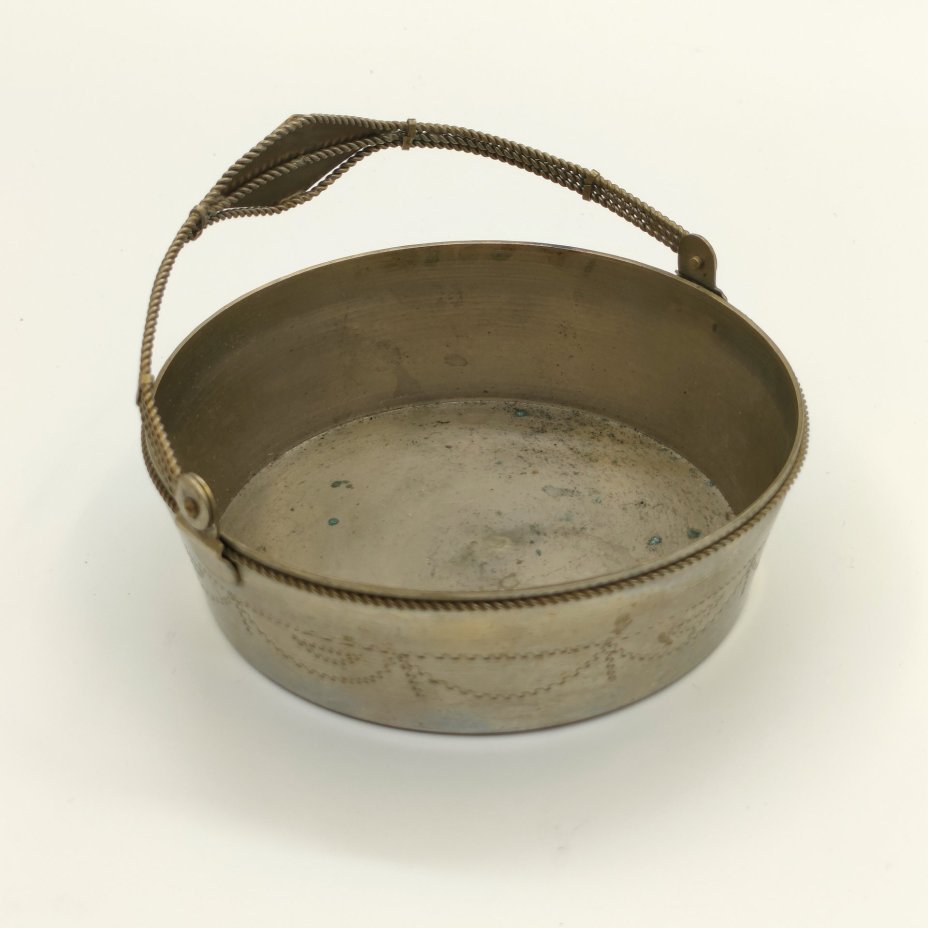 Ваза (конфетница) в форме корзины с витой ручкой