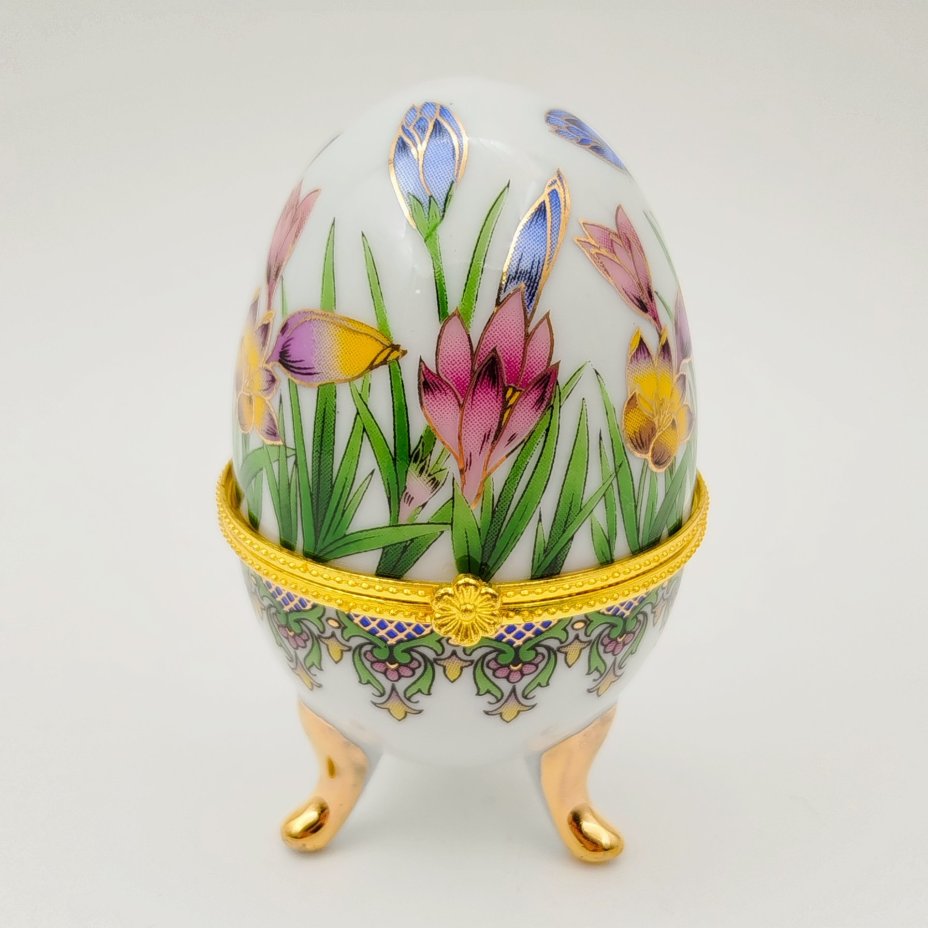 Шкатулка в форме яйца, украшенная изображением цветов, фарфор, деколь, золочение, Азия, 2000-2015 гг.