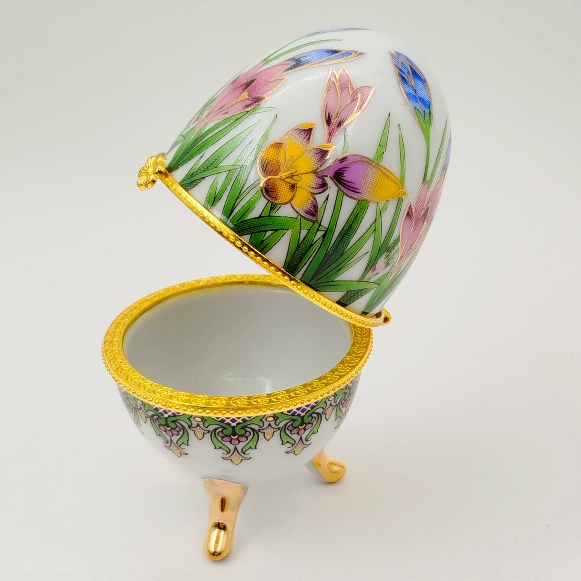 Шкатулка в форме яйца, украшенная изображением цветов, фарфор, деколь, золочение, Азия, 2000-2015 гг.