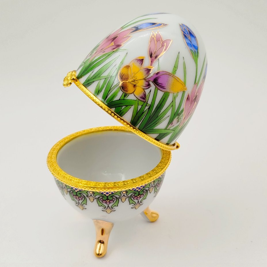 Шкатулка в форме яйца, украшенная изображением цветов