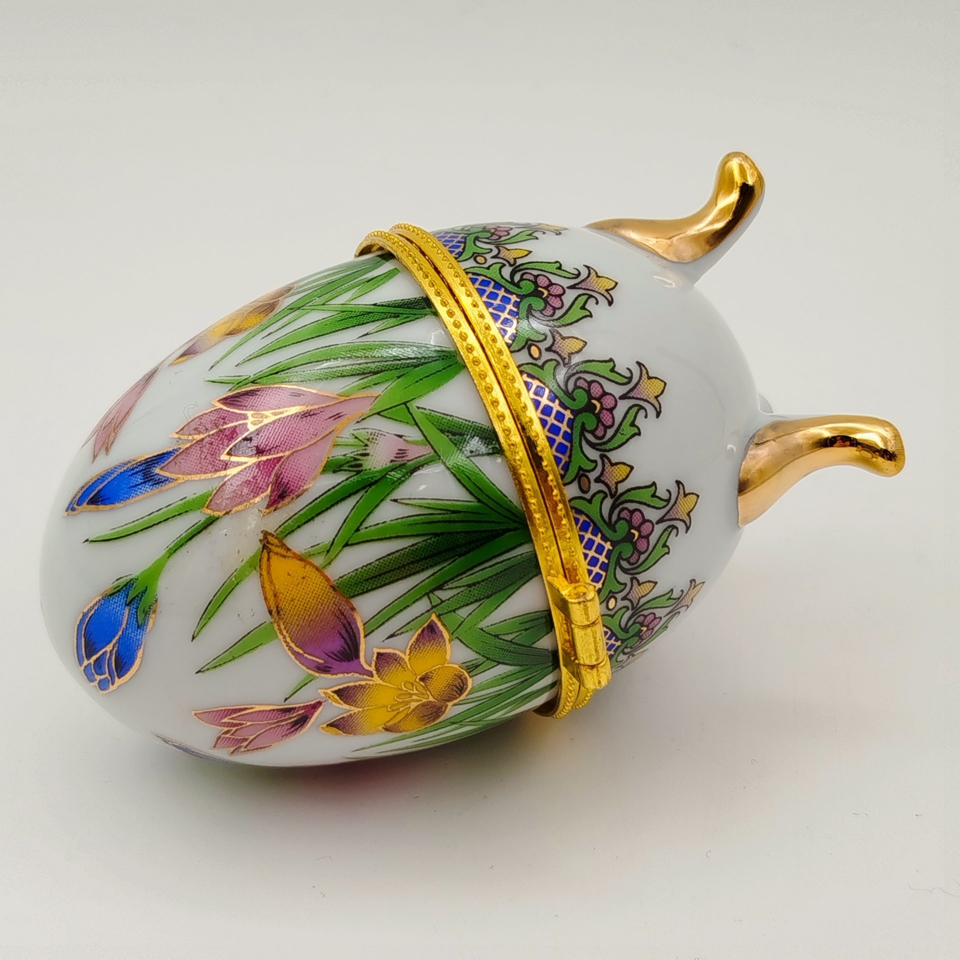 Шкатулка в форме яйца, украшенная изображением цветов, фарфор, деколь, золочение, Азия, 2000-2015 гг.