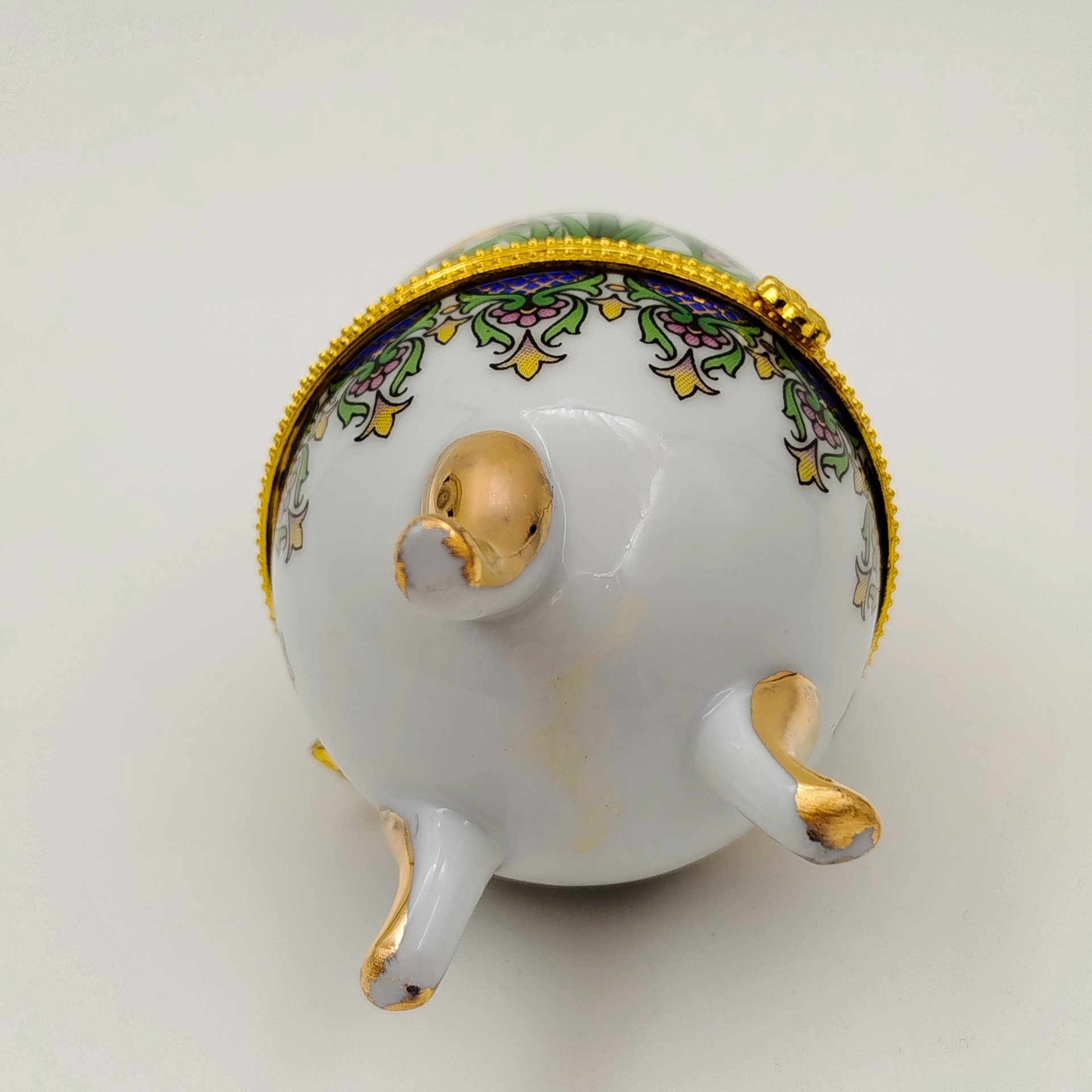 Шкатулка в форме яйца, украшенная изображением цветов, фарфор, деколь, золочение, Азия, 2000-2015 гг.