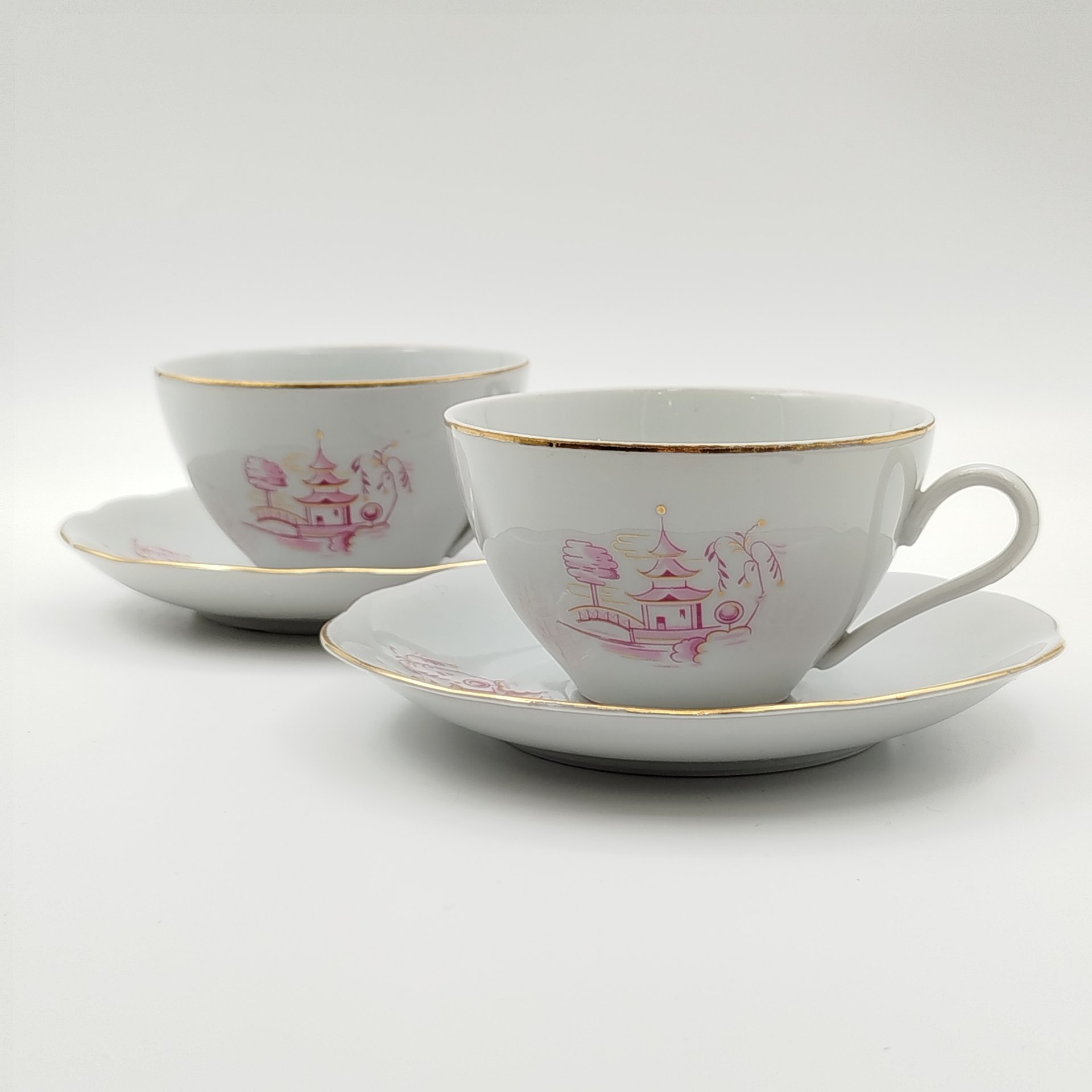 Набор из двух чайных пар в стиле шинуазри с декором в виде пагоды, фарфор, деколь, золочение, Könitz Porzellan, ГДР, 1954-1962 гг.
