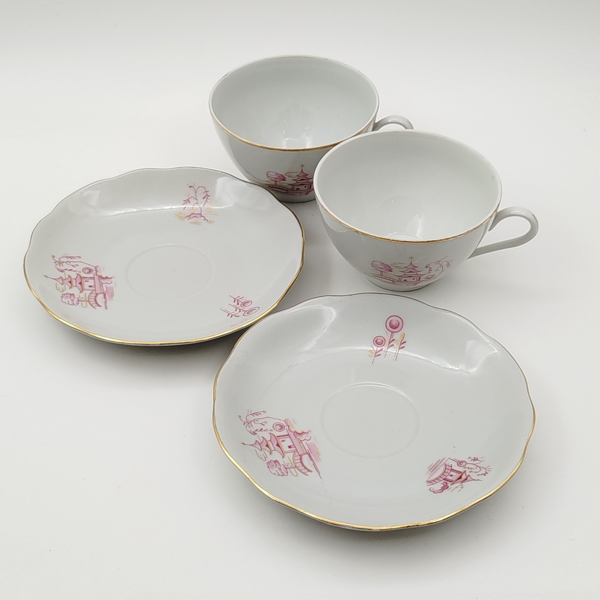 Набор из двух чайных пар в стиле шинуазри с декором в виде пагоды, фарфор, деколь, золочение, Könitz Porzellan, ГДР, 1954-1962 гг.