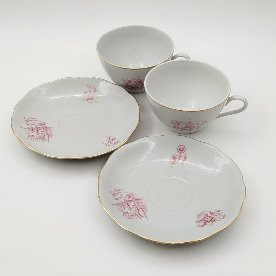 Набор из двух чайных пар в стиле шинуазри с декором в виде пагоды, фарфор, деколь, золочение, Könitz Porzellan, ГДР, 1954-1962 гг.