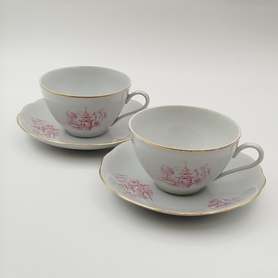 Набор из двух чайных пар в стиле шинуазри с декором в виде пагоды, фарфор, деколь, золочение, Könitz Porzellan, ГДР, 1954-1962 гг.