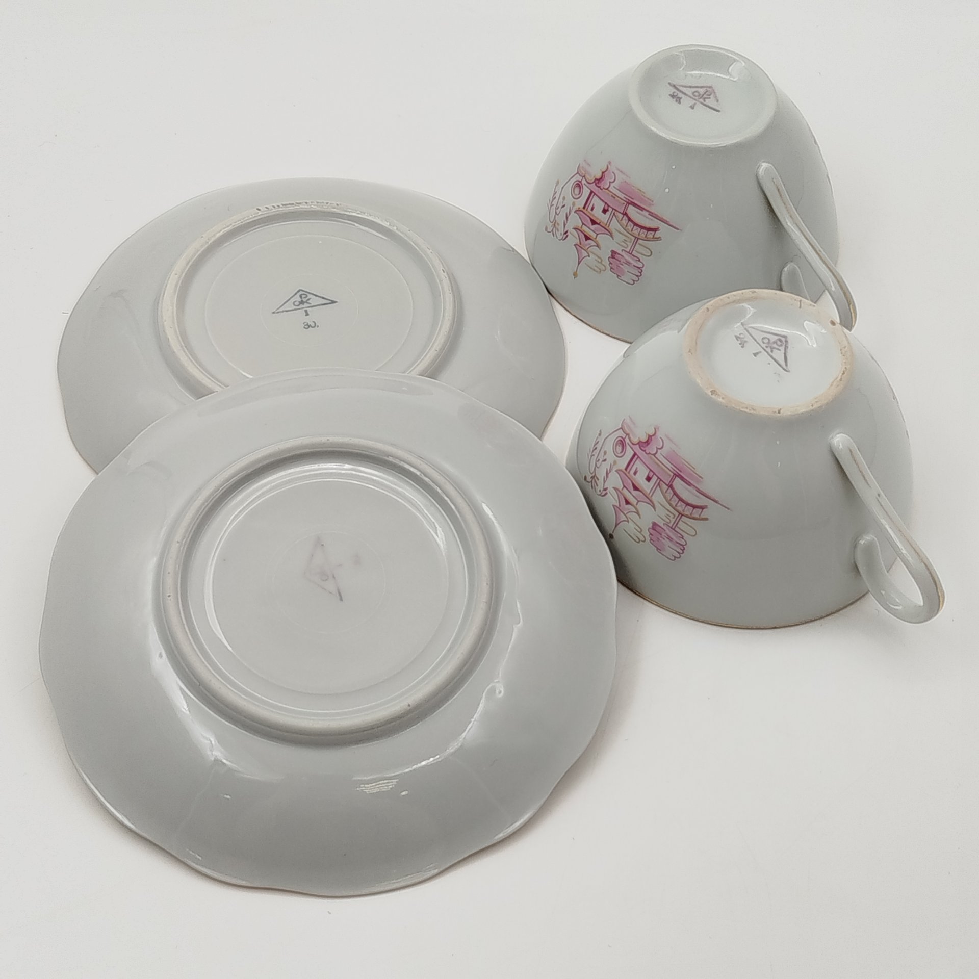 Набор из двух чайных пар в стиле шинуазри с декором в виде пагоды, фарфор, деколь, золочение, Könitz Porzellan, ГДР, 1954-1962 гг.