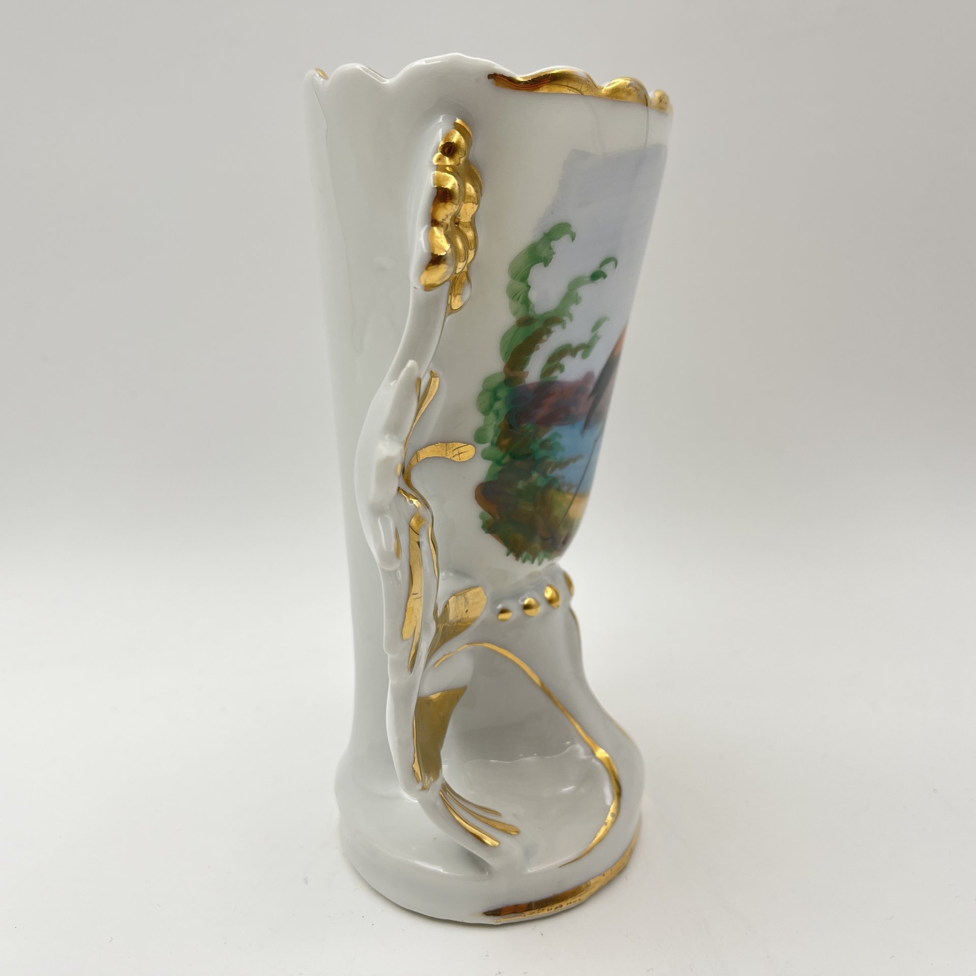 Ваза, украшенная изображением цапли на пруду, фарфор, роспись, золочение, Западная Европа, 1960-1980 гг.