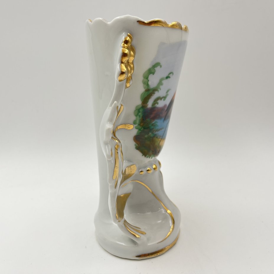 Ваза, украшенная изображением цапли на пруду