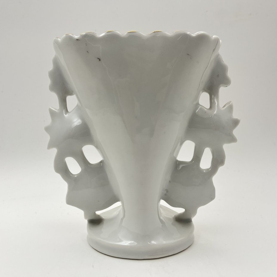 Ваза, украшенная изображением цапли на пруду