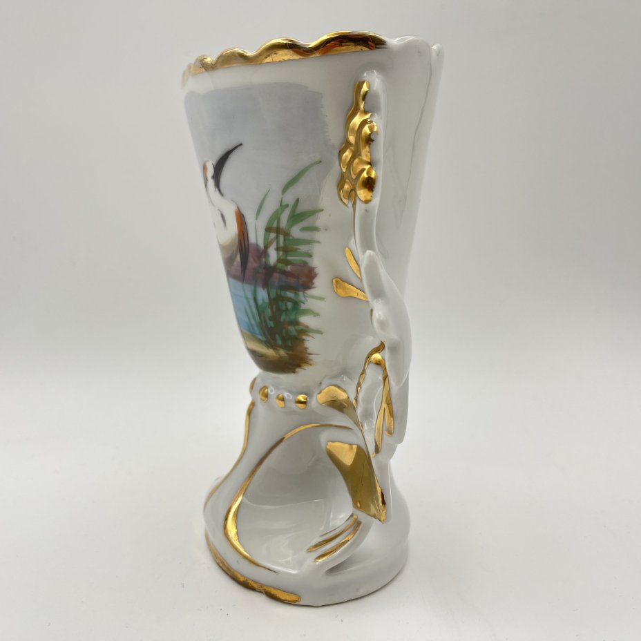 Ваза, украшенная изображением цапли на пруду