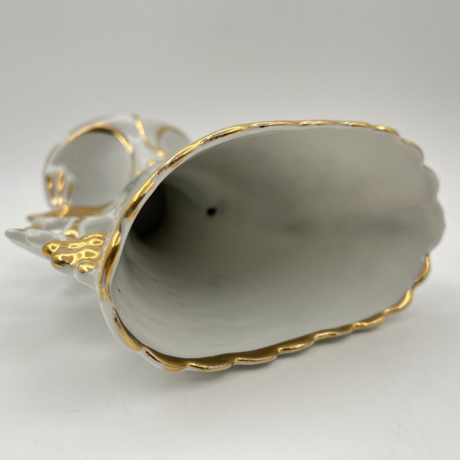 Ваза, украшенная изображением цапли на пруду