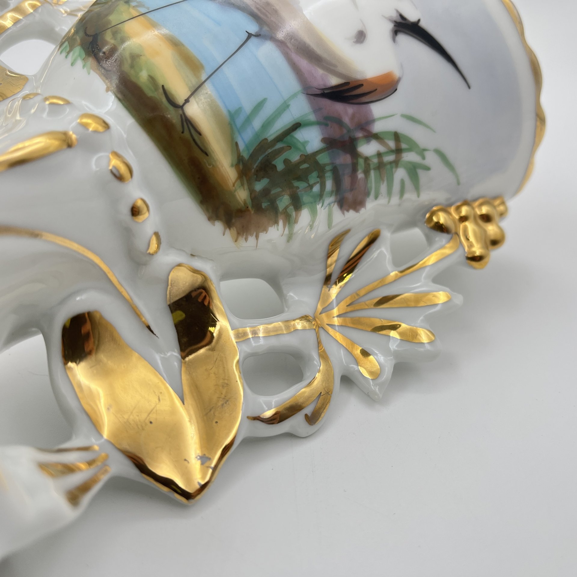 Ваза, украшенная изображением цапли на пруду, фарфор, роспись, золочение, Западная Европа, 1960-1980 гг.