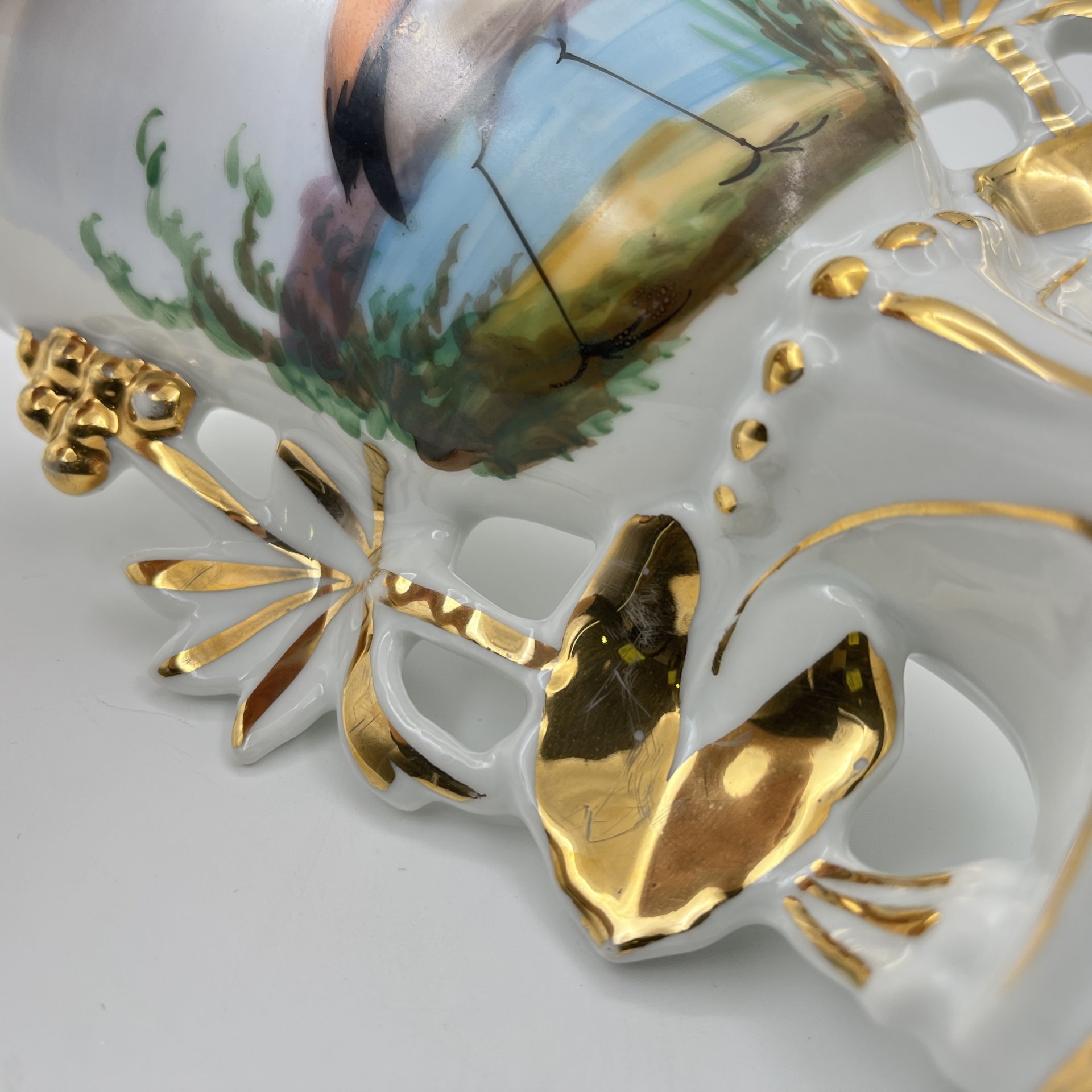 Ваза, украшенная изображением цапли на пруду, фарфор, роспись, золочение, Западная Европа, 1960-1980 гг.