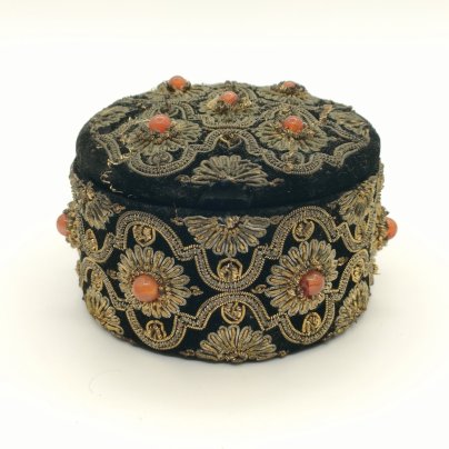 Шкатулка для украшений с орнаментальным декором, ткань, бархат, картон, вышивка зардози, композитный материал, Индия, 1970-1990 гг.