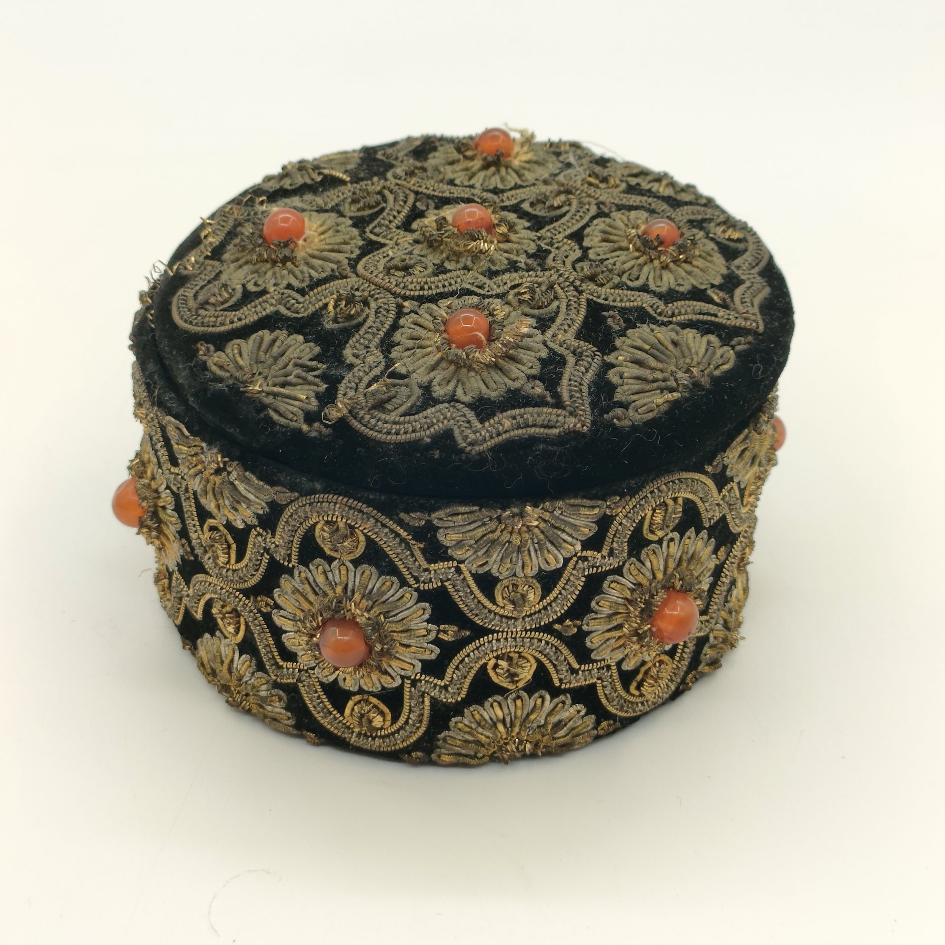 Шкатулка для украшений с орнаментальным декором, ткань, бархат, картон, вышивка зардози, композитный материал, Индия, 1970-1990 гг.