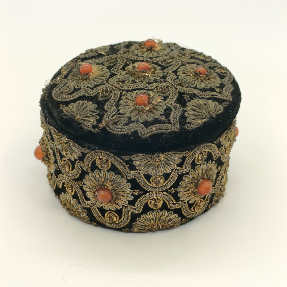 Шкатулка для украшений с орнаментальным декором