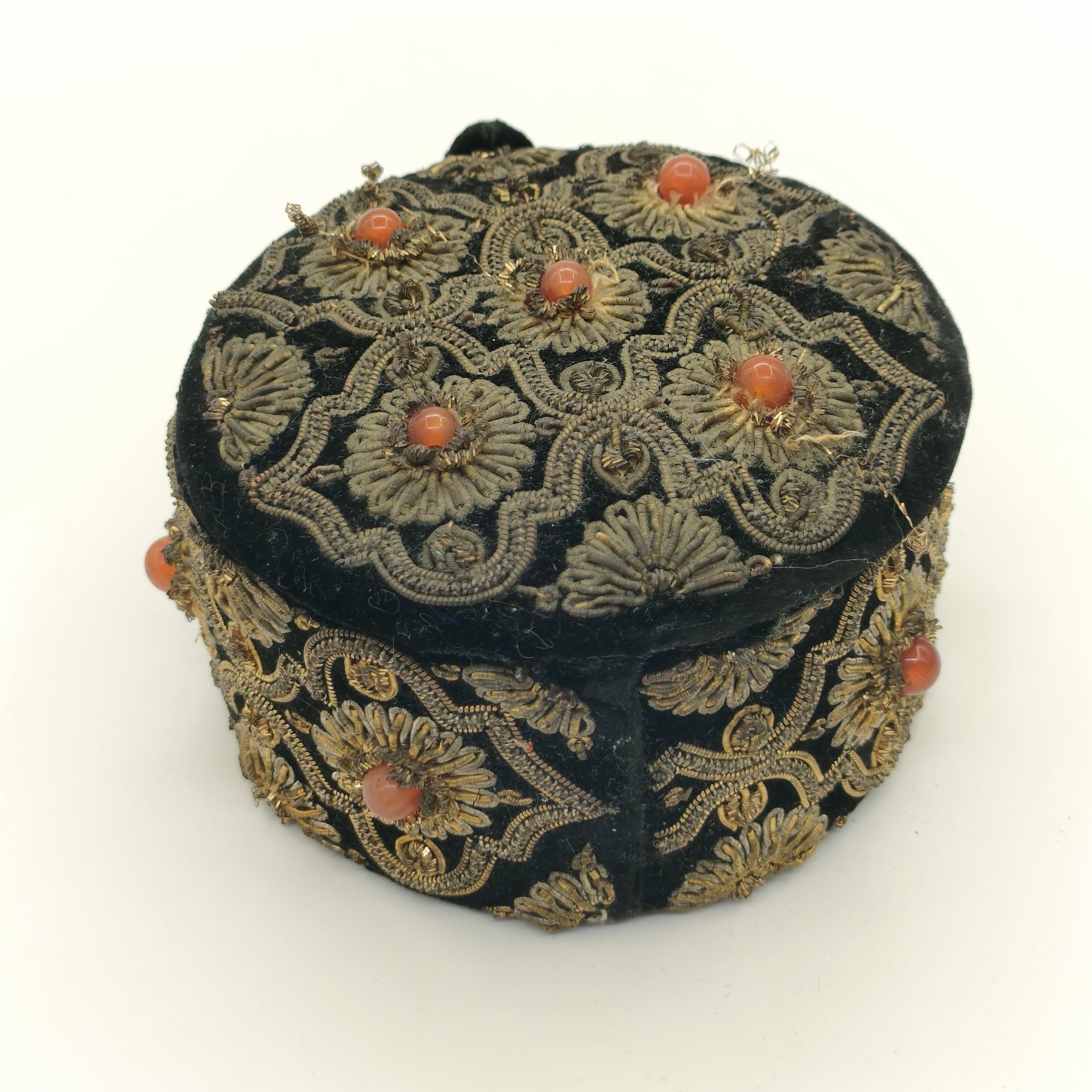 Шкатулка для украшений с орнаментальным декором, ткань, бархат, картон, вышивка зардози, композитный материал, Индия, 1970-1990 гг.