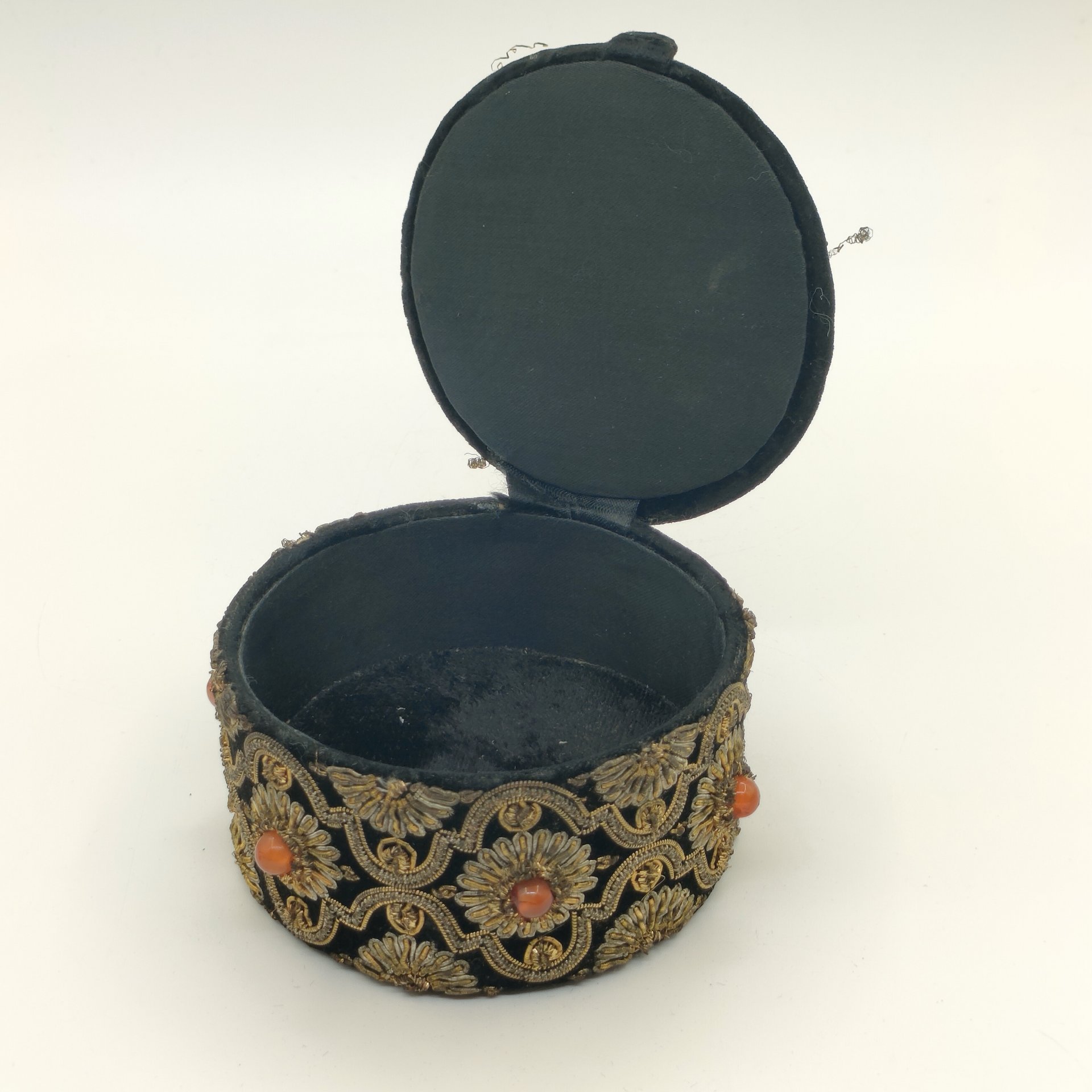Шкатулка для украшений с орнаментальным декором, ткань, бархат, картон, вышивка зардози, композитный материал, Индия, 1970-1990 гг.