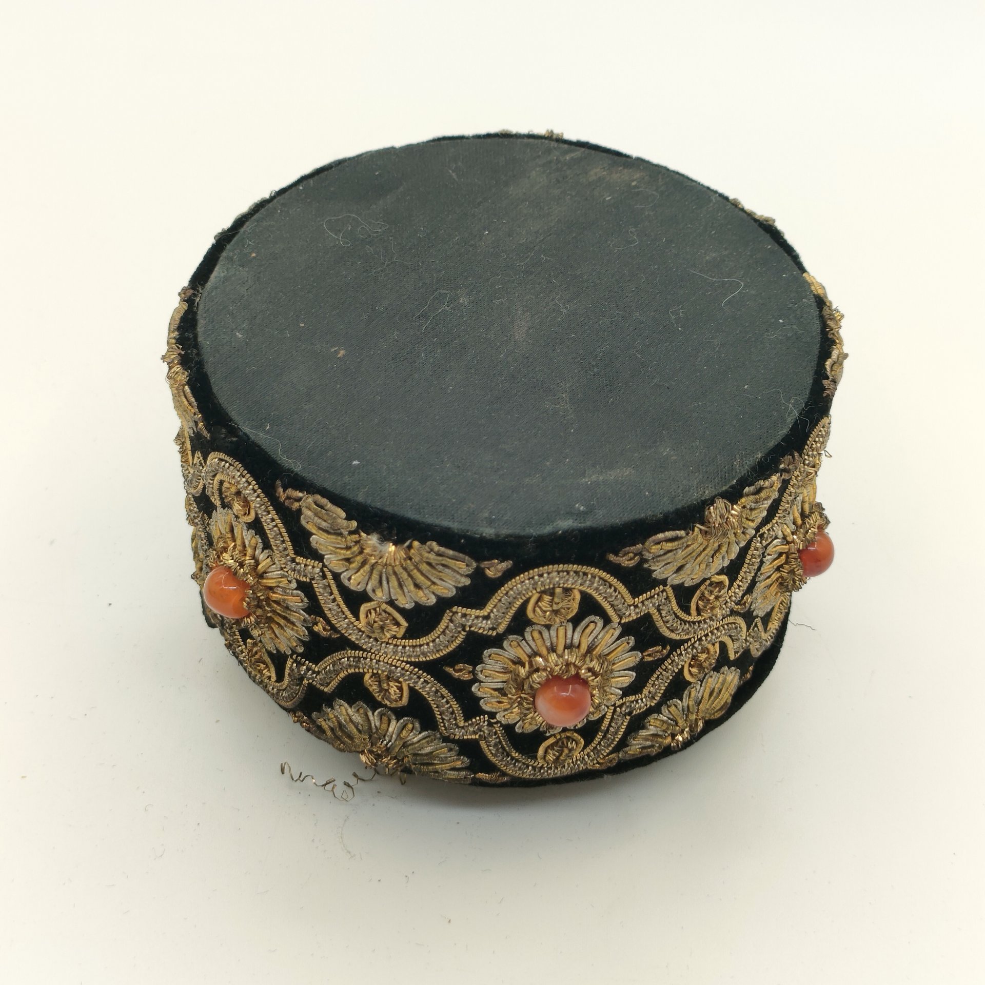 Шкатулка для украшений с орнаментальным декором, ткань, бархат, картон, вышивка зардози, композитный материал, Индия, 1970-1990 гг.