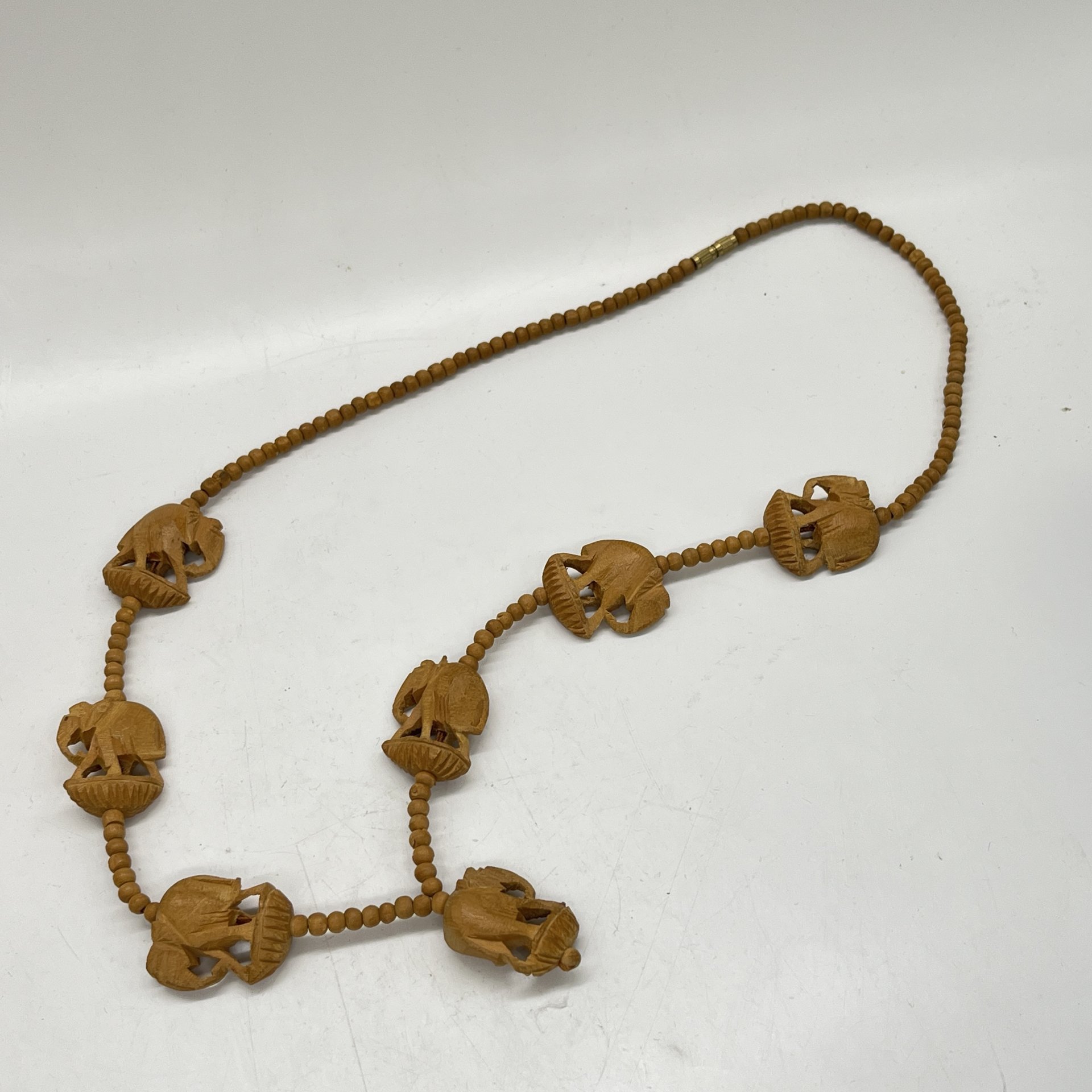 Ожерелье "Слоны", глина, резьба, Африка, 1990-2010 гг.