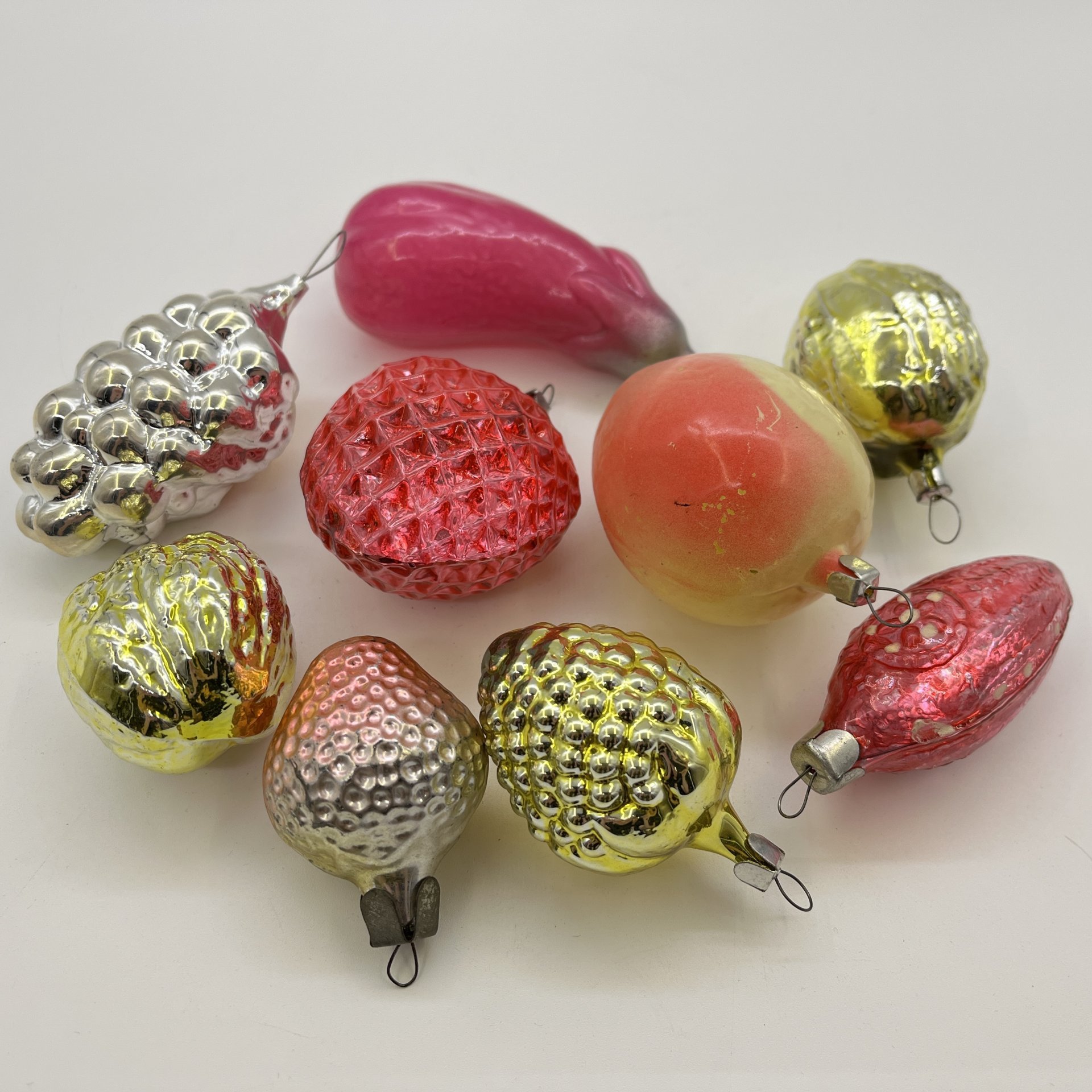 Набор из 9-ти винтажных ёлочных игрушек различных форм и расцветок
