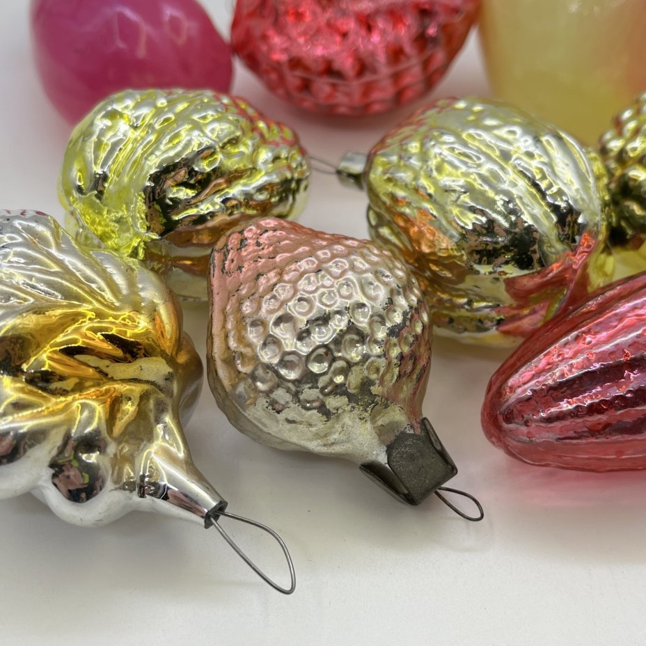 Набор из 9-ти винтажных ёлочных игрушек различных форм и расцветок