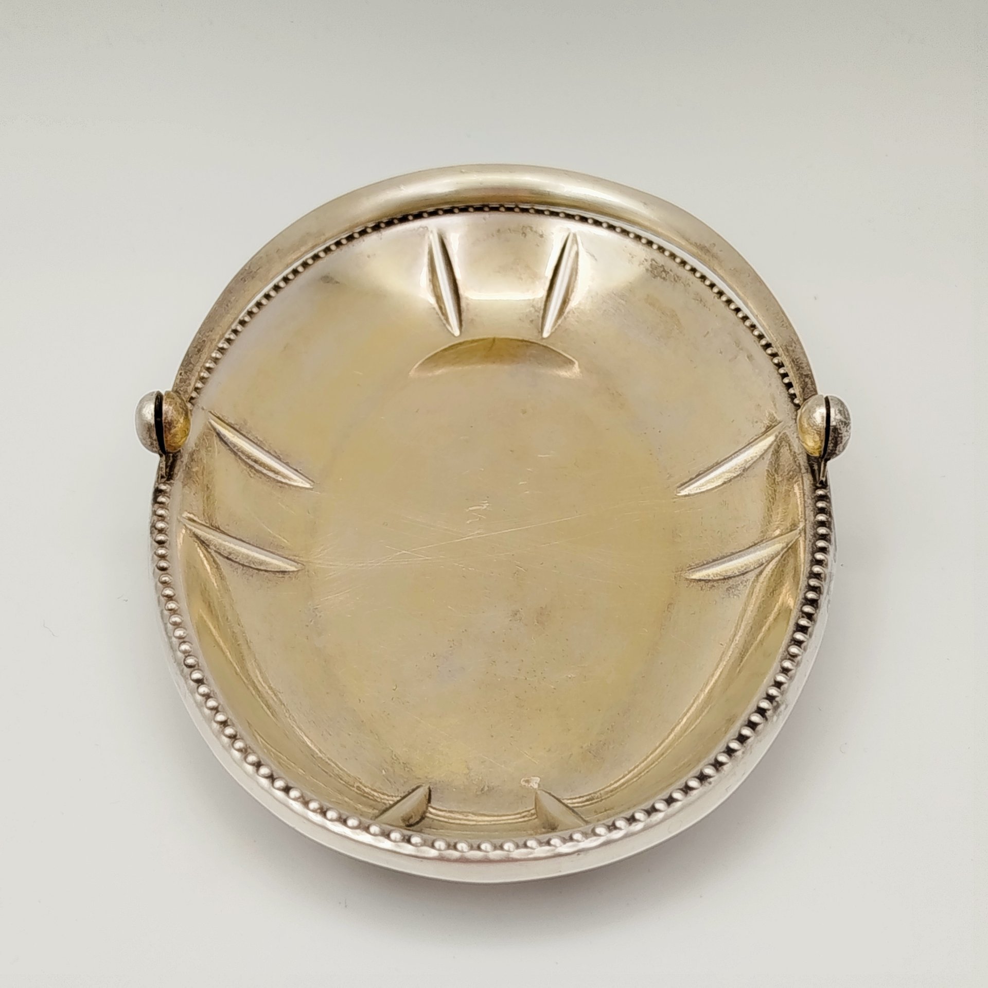 Ваза (орешница) миндалевидной формы