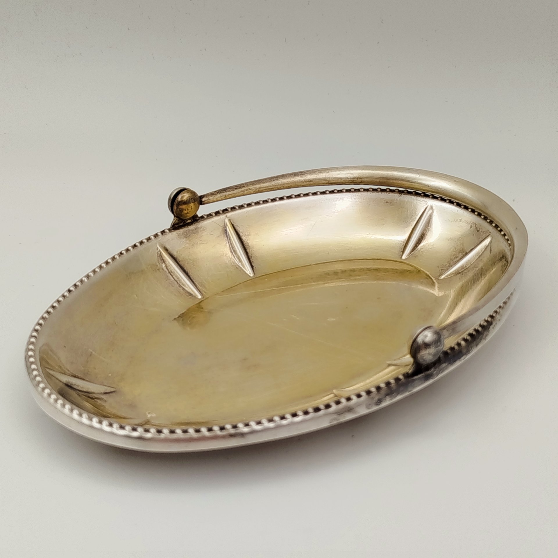 Ваза (орешница) миндалевидной формы