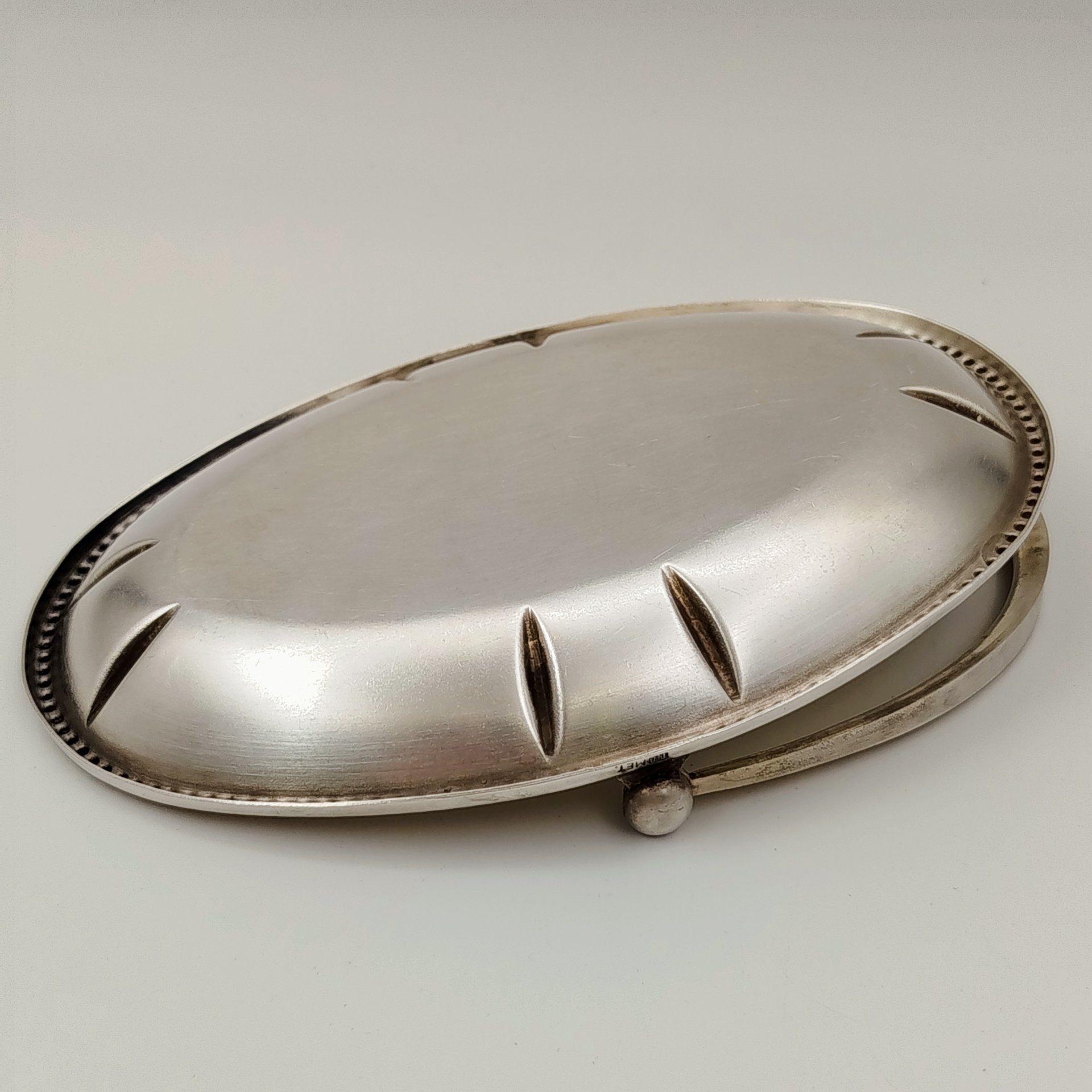 Ваза (орешница) миндалевидной формы