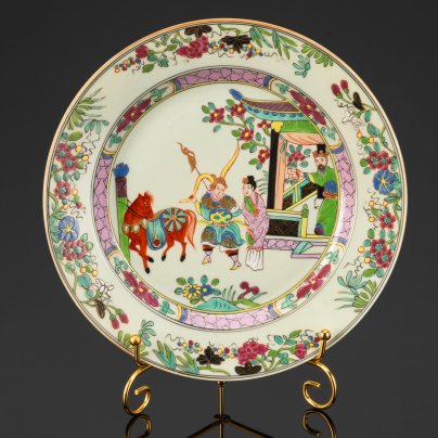 Тарелка в стиле шинуазри "Сцены жизни императорского двора", выполненная в гамме "розового семейства" (famille rose), фарфор, роспись эмалевыми красками, золочение, Китай, 1950-1960 гг.