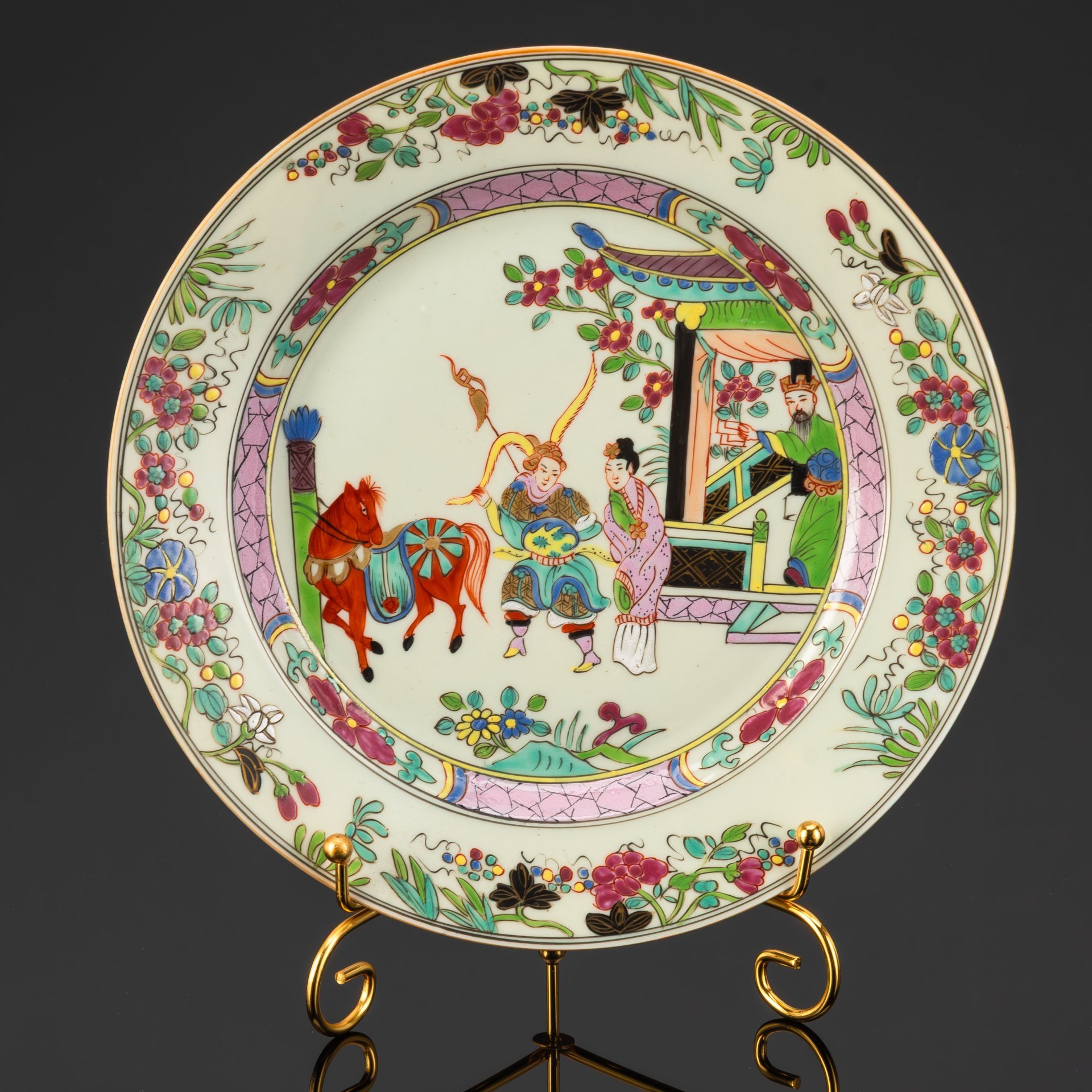 Тарелка в стиле шинуазри "Сцены жизни императорского двора", выполненная в гамме "розового семейства" (famille rose), фарфор, роспись эмалевыми красками, золочение, Китай, 1950-1960 гг.