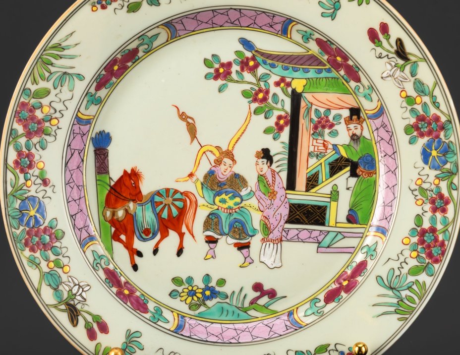 Тарелка в стиле шинуазри "Сцены жизни императорского двора", выполненная в гамме "розового семейства" (famille rose), фарфор, роспись эмалевыми красками, золочение, Китай, 1950-1960 гг.