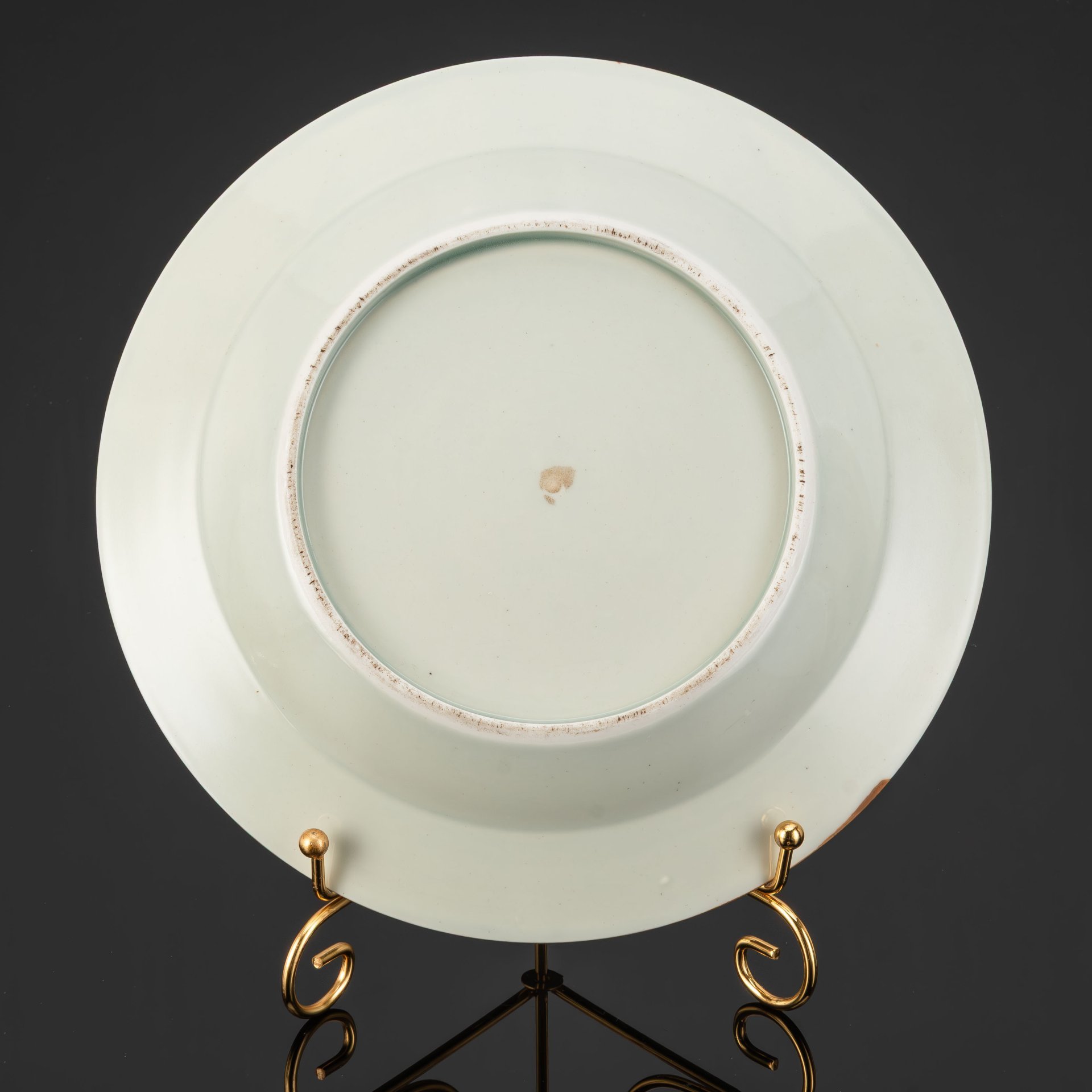 Тарелка в стиле шинуазри "Сцены жизни императорского двора", выполненная в гамме "розового семейства" (famille rose), фарфор, роспись эмалевыми красками, золочение, Китай, 1950-1960 гг.