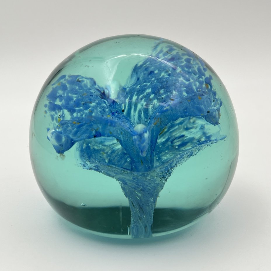 Пресс-папье в форме шара с декором в виде голубого цветка внутри