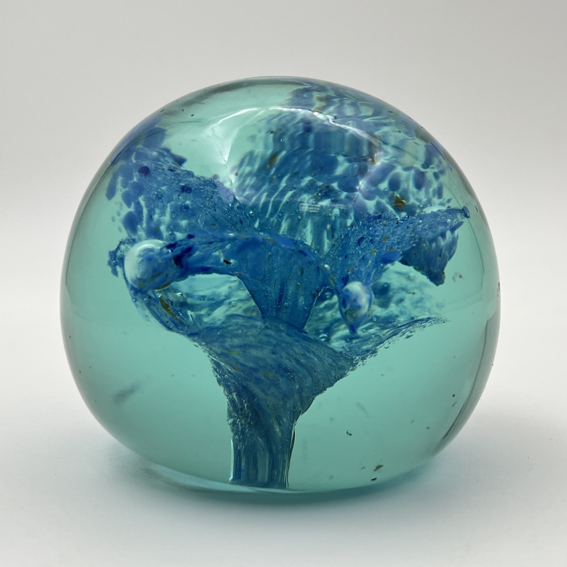 Пресс-папье в форме шара с декором в виде голубого цветка внутри