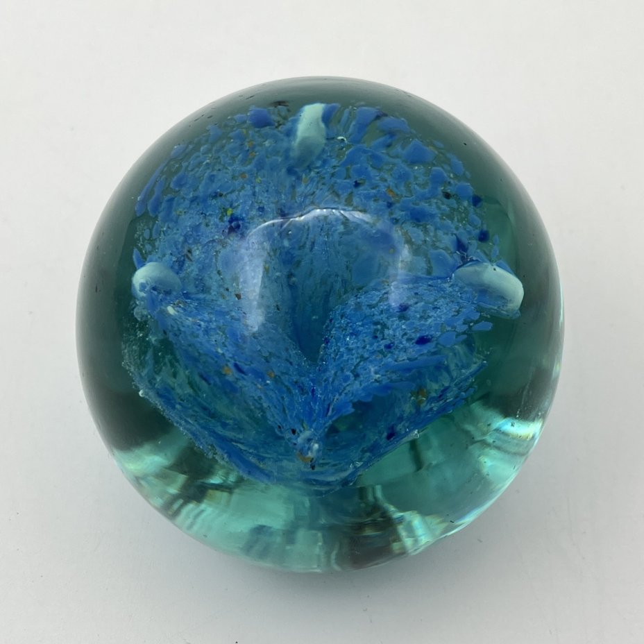 Пресс-папье в форме шара с декором в виде голубого цветка внутри