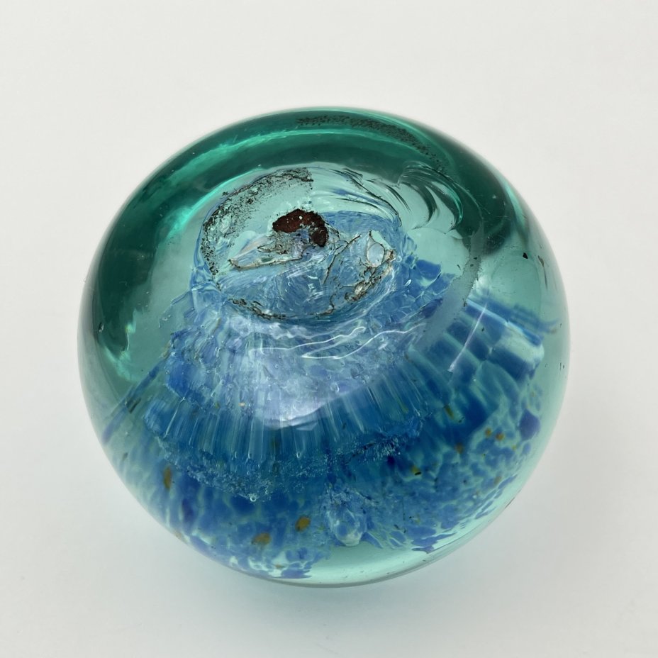 Пресс-папье в форме шара с декором в виде голубого цветка внутри