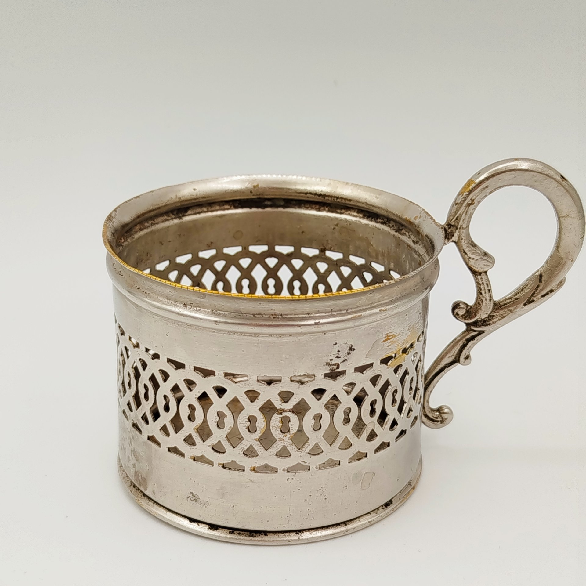 Подстаканник с прорезным декором